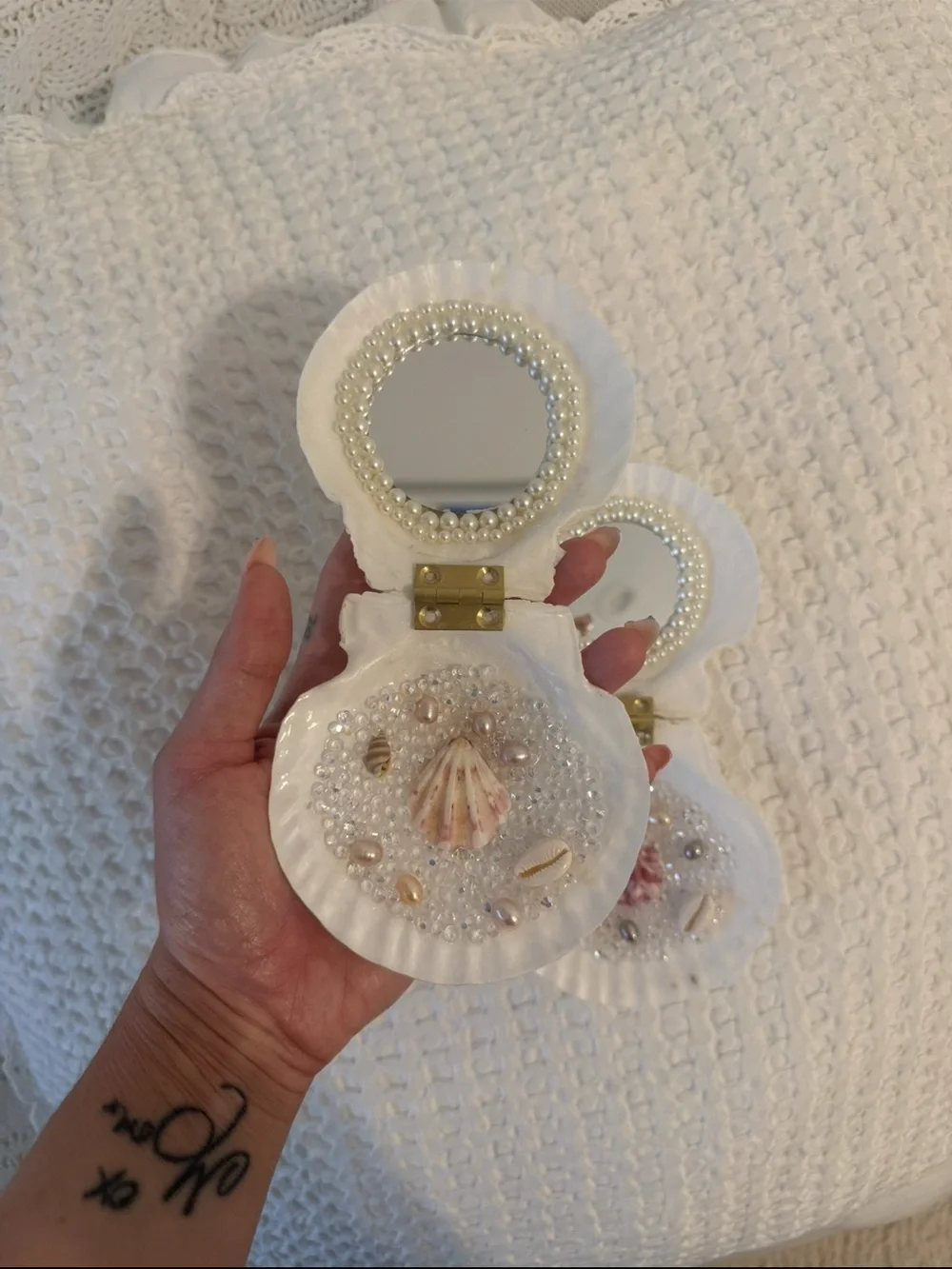 Seashell Pearl Bead Decorative Compact Mirror - White